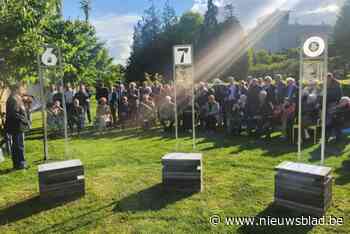 Leden Leuvense jaartallenvereniging herdenken overledenen op stadsbegraafplaats