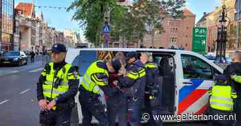 Twee personen aangehouden op de Dam tijdens dodenherdenking, vrouw roept ‘Free Palestine’