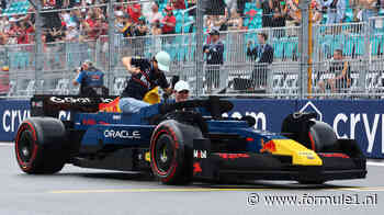 LEGO-spektakel! Coureurs maken paraderondje in gigantische speelgoedauto’s