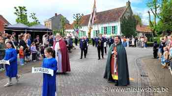 Quirinusprocessie in Loenhout trekt uit onder grijze hemel, traditie staat onder druk