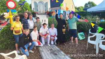 Gebuurte Kerkstraat huldigt vernieuwde Mariakapelletje in met buurtfeest
