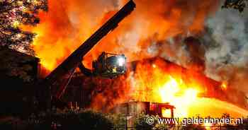Metershoge vlammen en dikke rookwolken bij grote uitslaande brand in productiehal Ecco Leather in Dongen