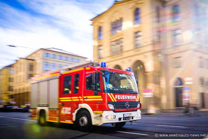 Was die Feuerwehr ihren Einsatzkräften bei E-Auto-Bränden rät