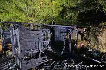 Tuinhuis in lichterlaaie in tuin, vermoedelijk na overslag van barbecue