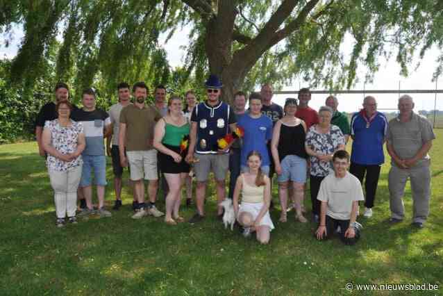 Servaas Vanbecelaere is koning op de staande wip bij schuttersgilde Willem Tell Lo