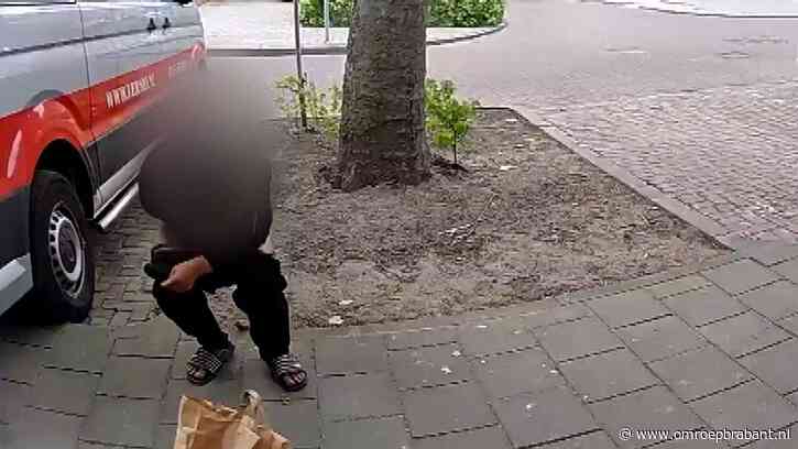 Man trekt broek omlaag en poept midden op de stoep