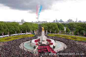 VE Day latest: Crowds cheer as royals watch 80th anniversary flypast from Buckingham Palace balcony