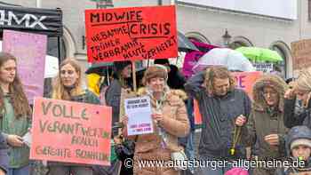 Hebammen demonstrieren am Augsburger Rathausplatz für bessere Arbeitsbedingungen