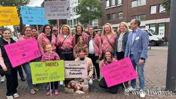 Hebammen demonstrieren für faire Bezahlung
