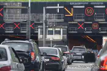 Kennedytunnel volledig afgesloten na zwaar ongeval tijdens politieachtervolging, auto reed met hoge snelheid in op ander voertuig: “Sprake van twee gewonden”