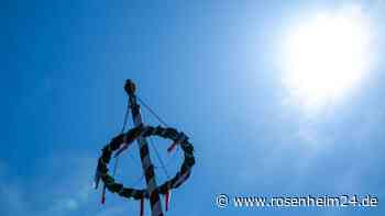 „Wer zum Henker macht sowas?!“: Maibaum wird in Bayern angesägt und muss gefällt werden