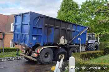 Tractor met container vol kippenmest vat vuur