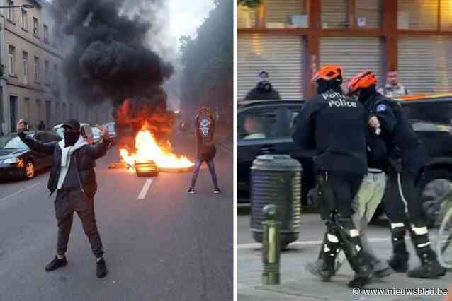 Actievoerders dagen politie uit na aangekondigd protest tegen “racisme en beleid van regering”, politie moet traangas inzetten