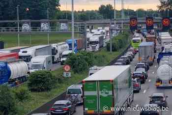 Achtervolging met gestolen wagen eindigt met zware crash aan hoge snelheid in Kennedytunnel, bestuurder gewond afgevoerd: politie arresteert passagier