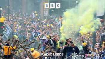 Thousands pack city for Leeds United parade