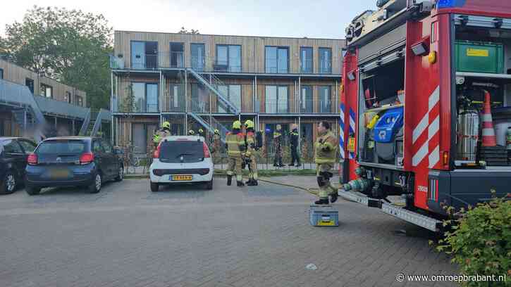 Brandweer redt dieren uit brandend appartement, bewoner naar ziekenhuis