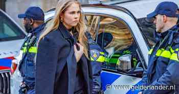 Ook al is ze buiten beeld: prinses Amalia is keurig gehuld in het zwart