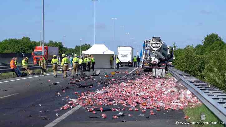 Twee vrachtwagens botsen op de A59, snelweg dicht
