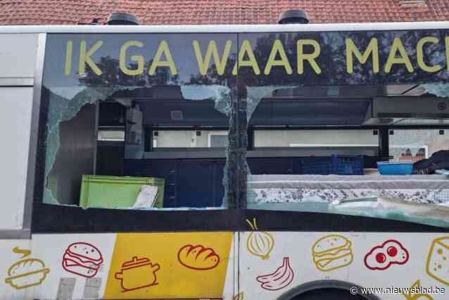 Zinloos geweld op bus die ‘gaat waar machteloosheid toeslaat’: “Vernielingen maken nieuwe humanitaire actie onmogelijk”