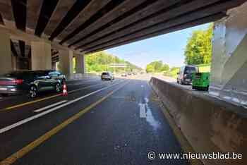Moeizame ochtendspits nadat stukken beton van afbrokkelende brug op E40 belanden