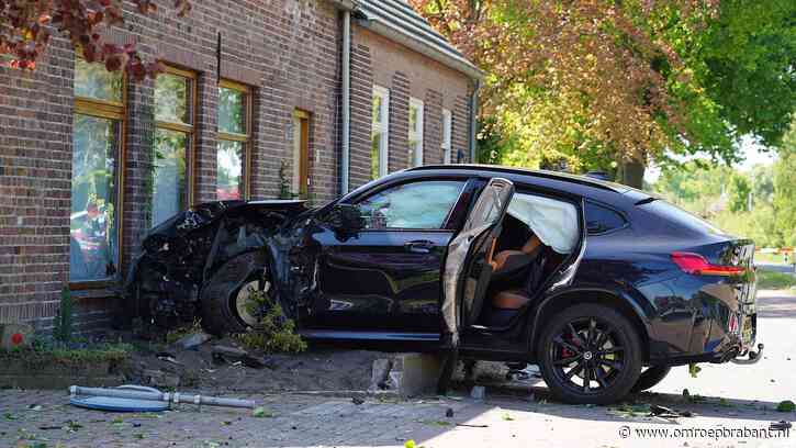 Twee gewonden na botsing, auto eindigt tegen huis