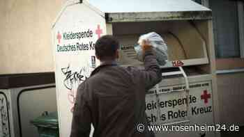 In Wasserburg türmen sich die Altkleider an den Wertstoffinseln – wichtige Bitte der Stadt