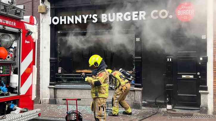 Brand uitgebroken in hamburgerrestaurant, straat afgesloten