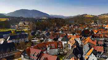 Ehemann festgenommen: Frau stürzt brennend aus Fenster und stirbt