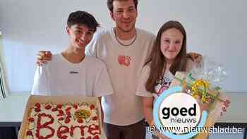 Jonge bakkers verwennen singer-songwriter Berre met een taart en elpee in chocolade