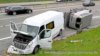 Stau nach Unfall auf A8: Anhänger mit Auto kippt um