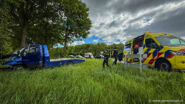 Bestuurder transportwagen rijdt over rotonde en botst tegen boom