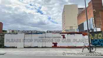 Kinderen kleuren zaterdag hun toekomst op graffitimuur Pelikaanstraat: “Dear world leaders, please stop fucking up our planet”