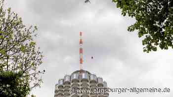 Ein Helikopter umschwirrt wieder den Augsburger Hotelturm - das ist der Grund