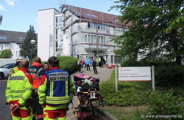 FF Bad Salzuflen: Feuerwehr löscht Brand in Klinik / Rund 40 Einsatzkräfte sind am Bad Salzufler Forsthausweg im Einsatz. Verletzt wird niemand