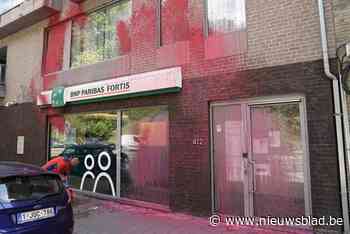 Gevels van bankkantoren in Gent beklad met rode verf, en dat is lang niet de eerste keer