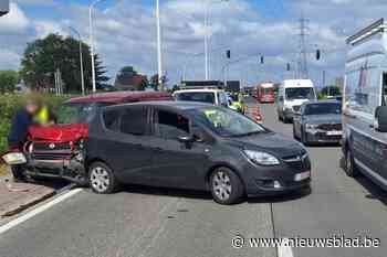 Twee wagens betrokken bij ongeval op Industrieweg: brandweer ter plaatse om wegdek op te kuisen
