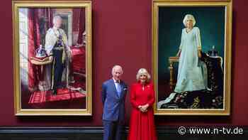 Mit neuen Porträts: Charles und Camilla feiern Jahrestag der Krönung