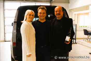 Brigitte (56) en zoon Sam (30) starten eigen luxe taxibedrijf op: “Iedereen wil stressvrij aan reis beginnen”