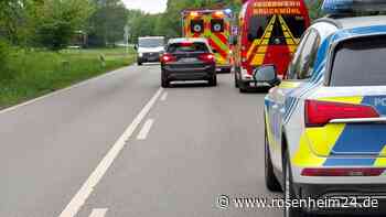 Auto kommt bei Bruckmühl von Straße ab und prallt gegen Baumgruppe