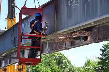 Doch noch geschafft: Der letzte Teil einer Kanalbrücke hängt am Haken