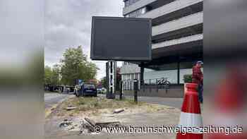Bus fährt gegen Werbetafel in Braunschweig – drei Verletzte