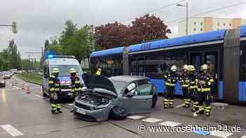 Schockmoment in München: Auto und Tram prallen an Kreuzung zusammen