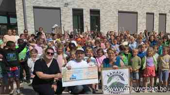 Mama van Bent en Wout toont leerlingen wat er met hun geld gebeurt in India