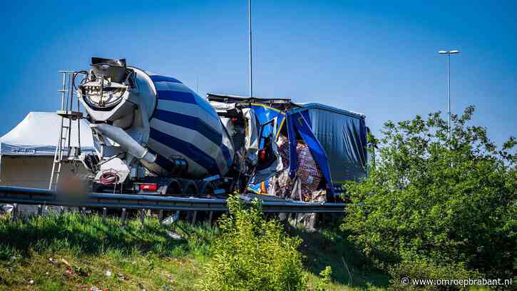 Man (48) overleden bij botsing tussen betonmixer en vrachtwagen