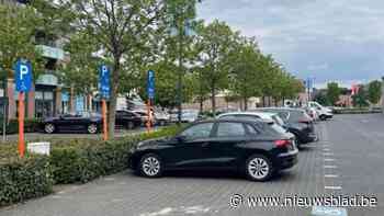 Bree pakt asociaal ‘doordraaien’ van parkeerschijf aan met slimme camera’s: “Mensen ergeren zich er enorm aan”