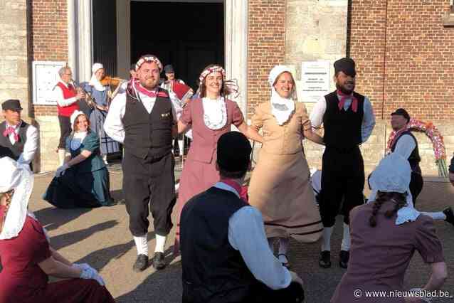 Volkskunstgroep plantte meiboom in Duits gezelschap