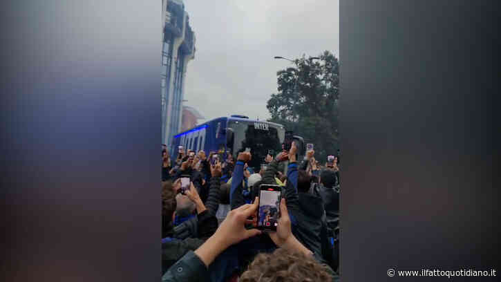 Champions League, cori e fumogeni: così centinaia di tifosi accolgono il bus dell’Inter a San Siro – Video