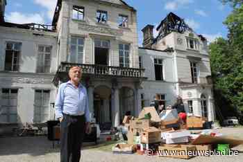 Dirk (64) krabbelt recht na zware brand in zijn kasteel: “Het moeilijkste is dat ik niet verzekerd ben”