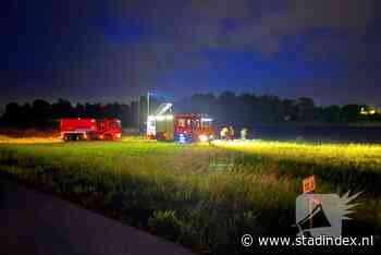 Boot brandt uit langs Drontermeerdijk, een persoon gewond geraakt