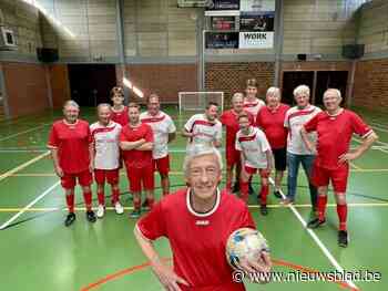 Minivoetbalploeg van zestigplussers bewijst dat voetbal geen leeftijd kent: “Iedere dinsdag is het hier wel leute”